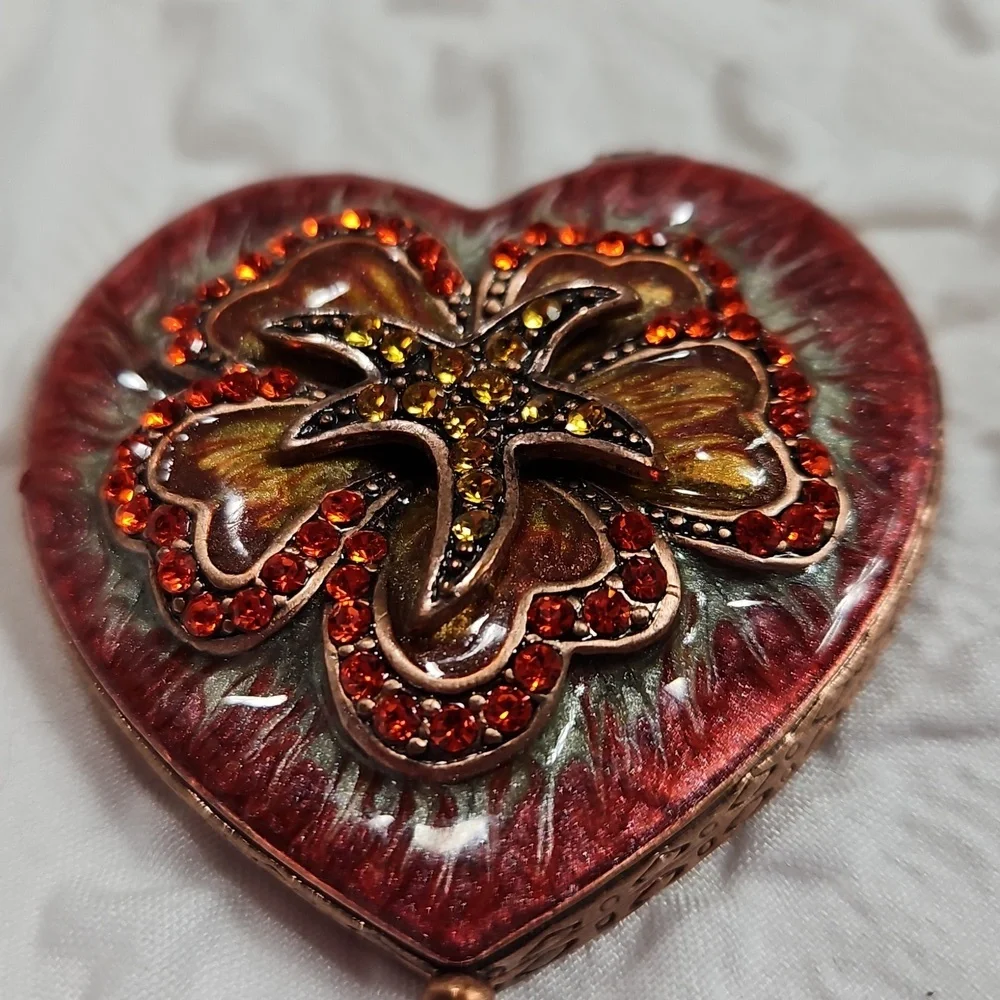 HEART SHAPED ENAMEL COMPACT WITH DUAL MIRROR 2